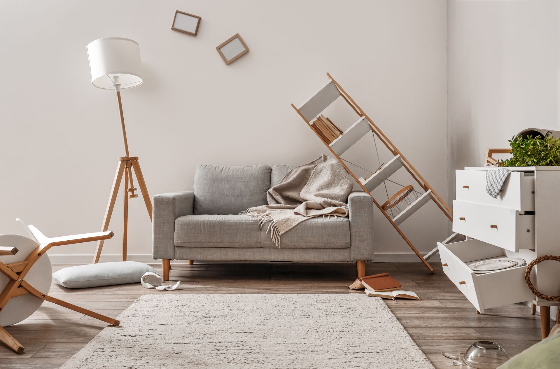 Une pièce en désordre avec du mobilier dans tous les sens.