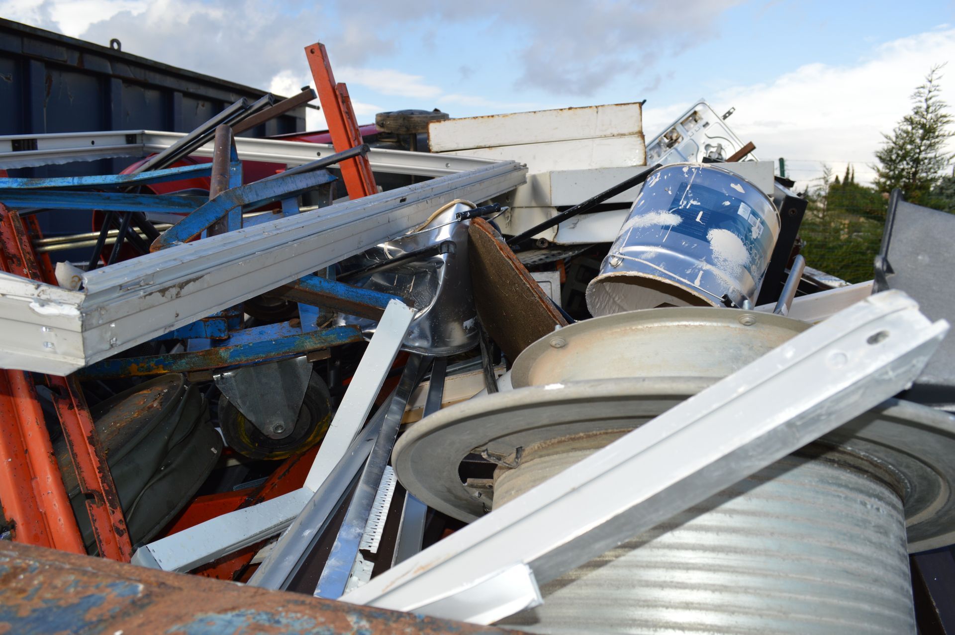 Des encombrants dans une benne.