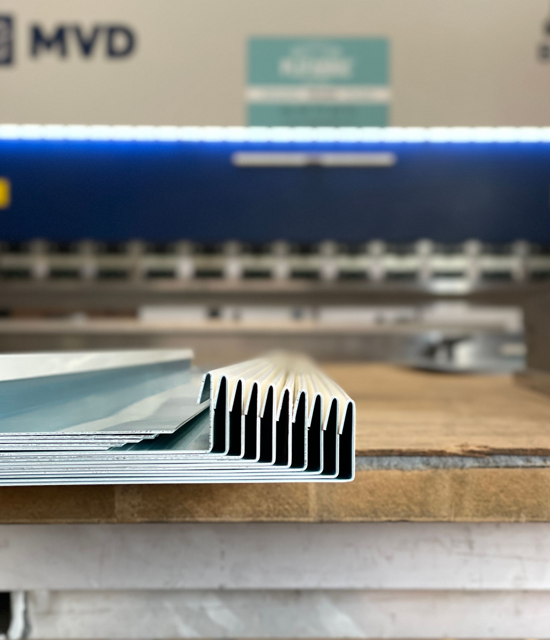 Une personne en train de faire une découpe de tôle