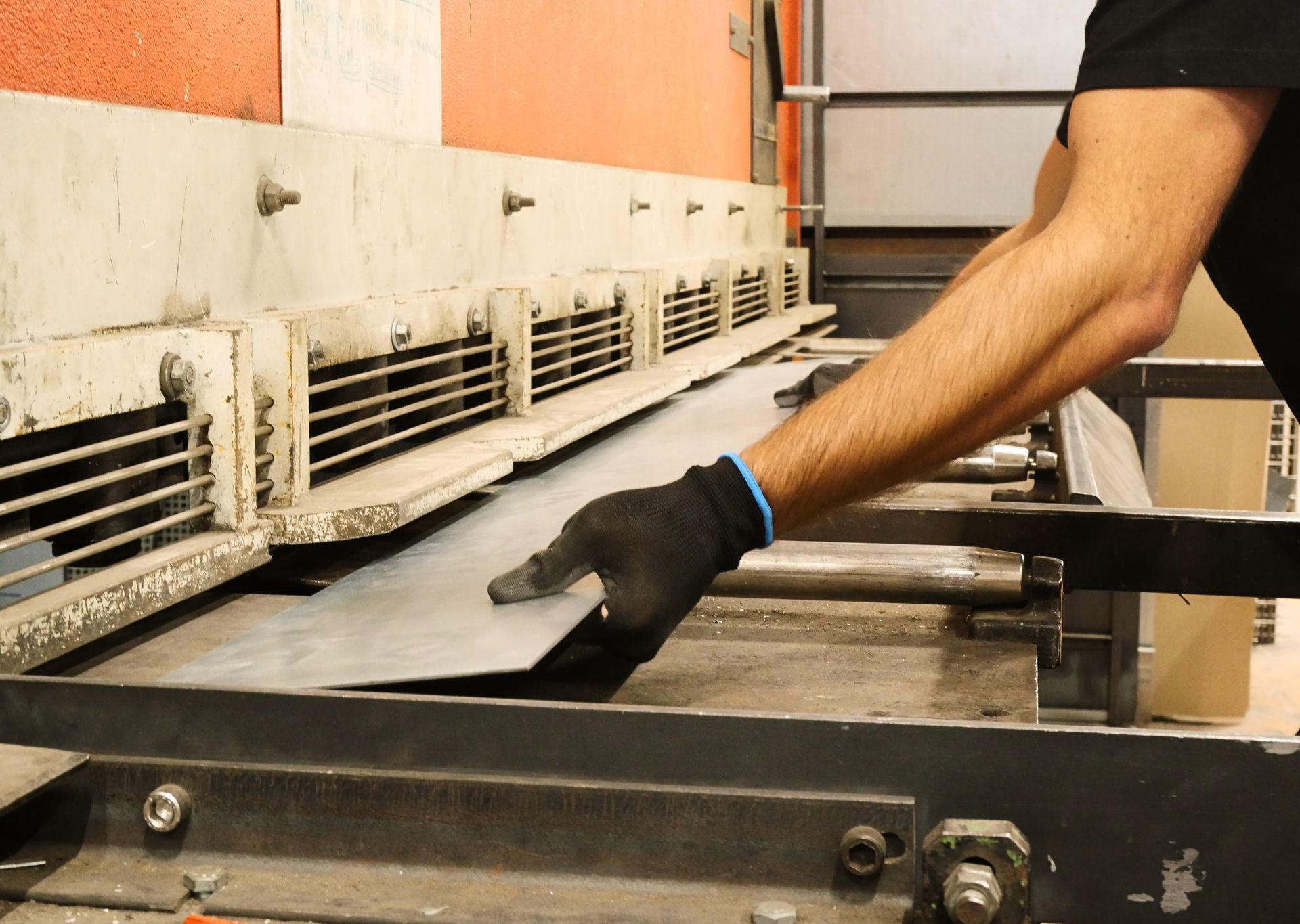 Découpe de métal avec une machine