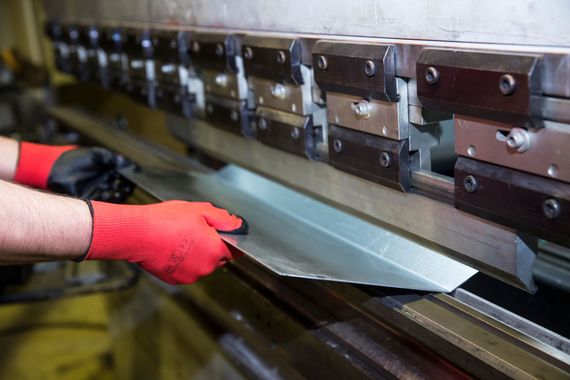 Une personne en train de faire une découpe de tôle