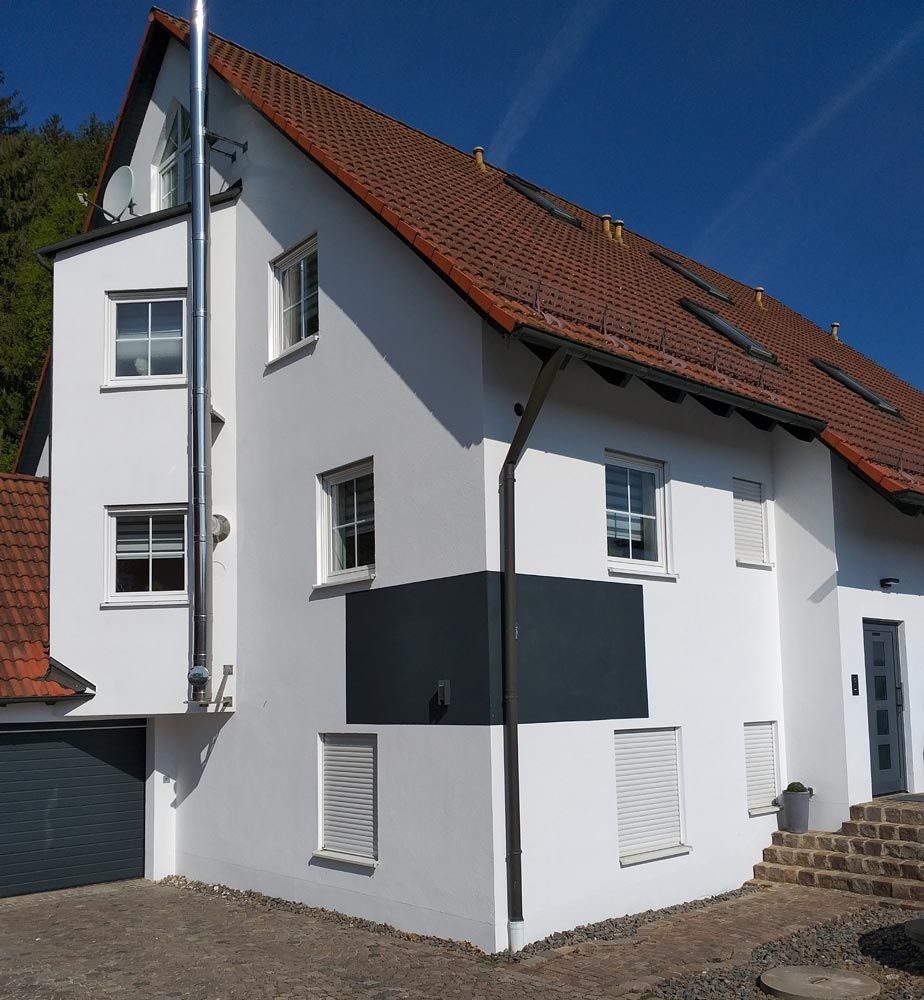 Eugen Falter ist Ihr zuverlässiger und qualifizierter Malermeister in Regensburg für Malerarbeiten aller Art, Tapezierarbeiten oder Fassadenanstriche. Rufen Sie uns jetzt an: 0941-900921