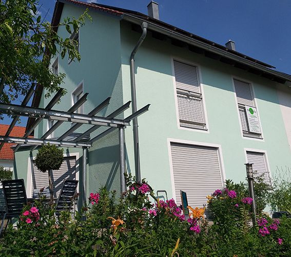 Eugen Falter ist Ihr zuverlässiger und qualifizierter Malermeister in Regensburg für Malerarbeiten aller Art, Tapezierarbeiten oder Fassadenanstriche. Rufen Sie uns jetzt an: 0941-900921