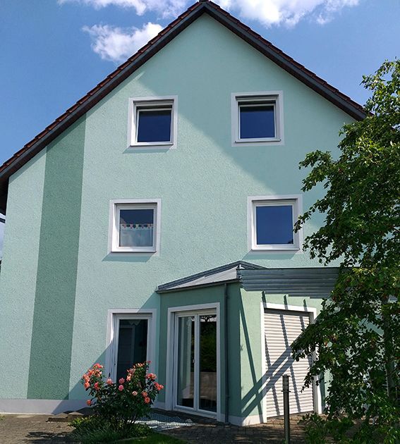 Eugen Falter ist Ihr zuverlässiger und qualifizierter Malermeister in Regensburg für Malerarbeiten aller Art, Tapezierarbeiten oder Fassadenanstriche. Rufen Sie uns jetzt an: 0941-900921