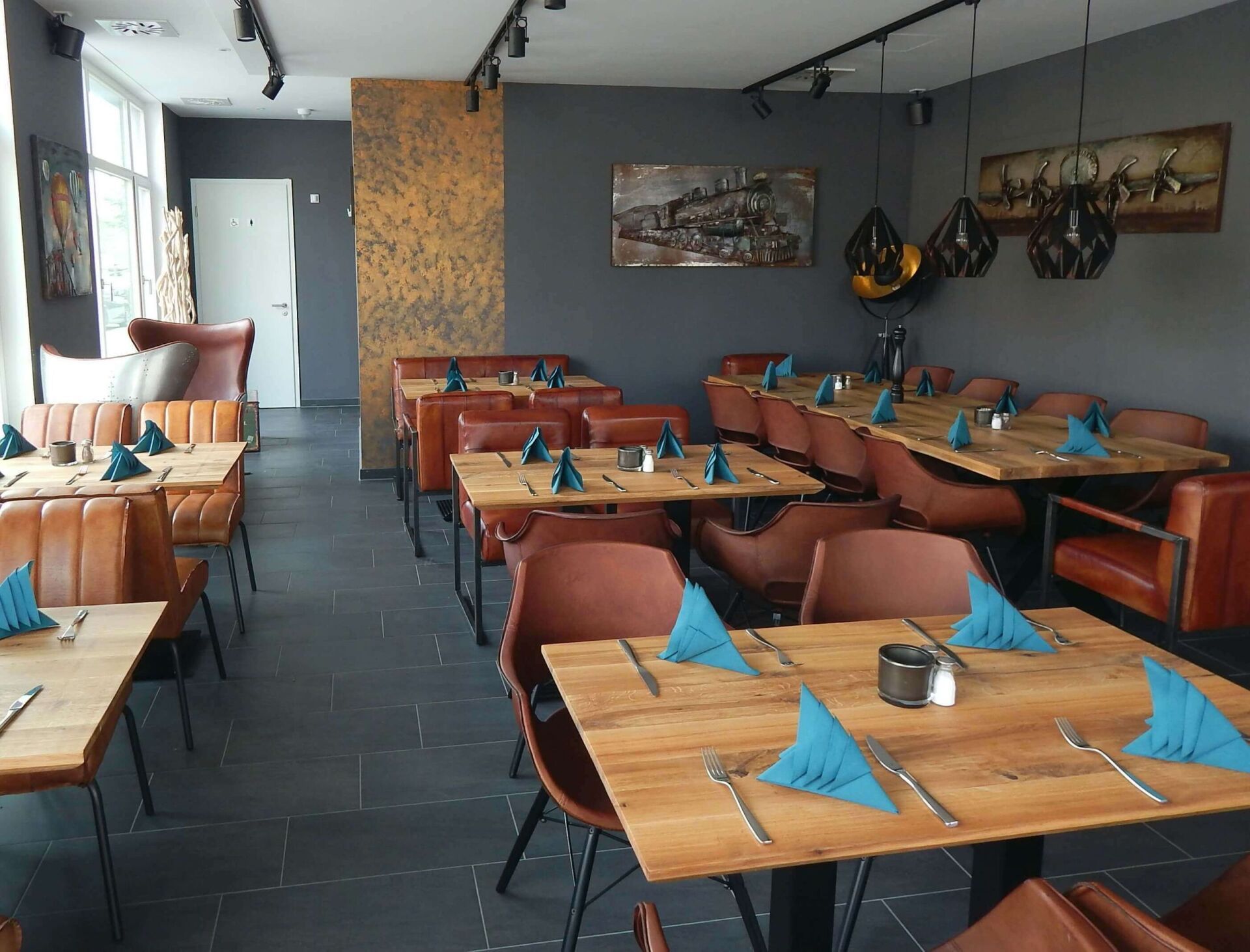 Eugen Falter ist Ihr zuverlässiger und qualifizierter Malermeister in Regensburg für Malerarbeiten aller Art, Tapezierarbeiten oder Fassadenanstriche. Rufen Sie uns jetzt an: 0941-900921