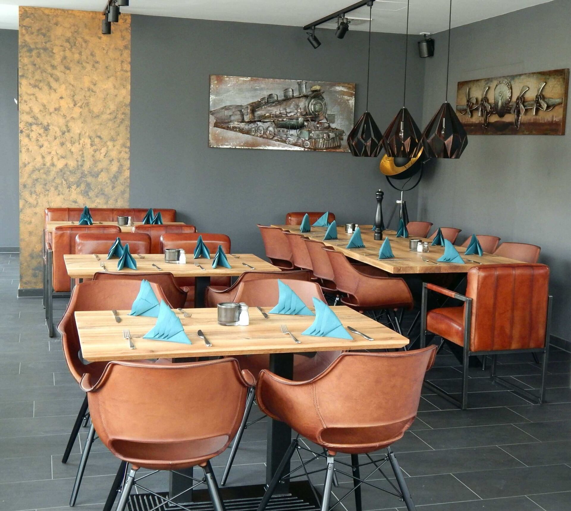 Eugen Falter ist Ihr zuverlässiger und qualifizierter Malermeister in Regensburg für Malerarbeiten aller Art, Tapezierarbeiten oder Fassadenanstriche. Rufen Sie uns jetzt an: 0941-900921