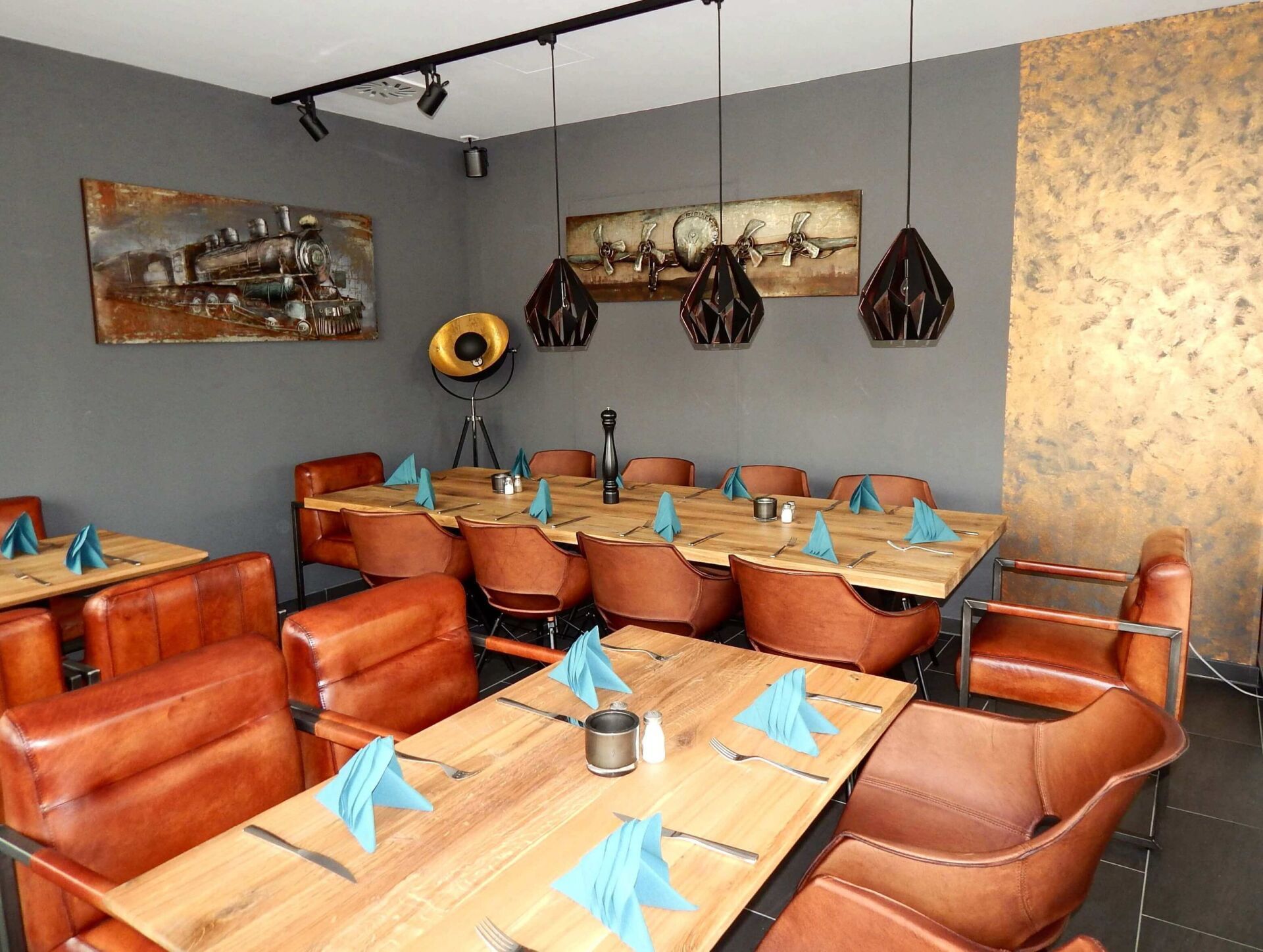 Eugen Falter ist Ihr zuverlässiger und qualifizierter Malermeister in Regensburg für Malerarbeiten aller Art, Tapezierarbeiten oder Fassadenanstriche. Rufen Sie uns jetzt an: 0941-900921