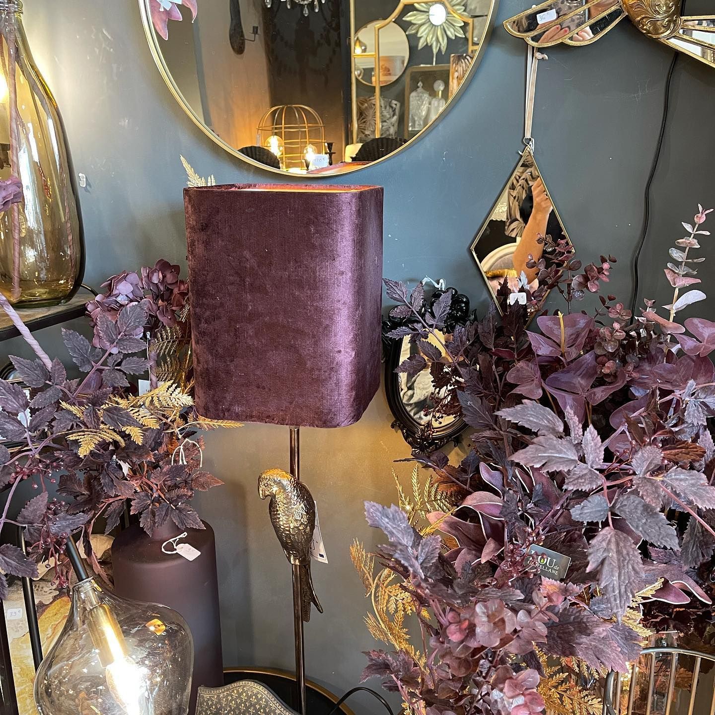 Lampe avec abat-jour violet et fleurs décoratives