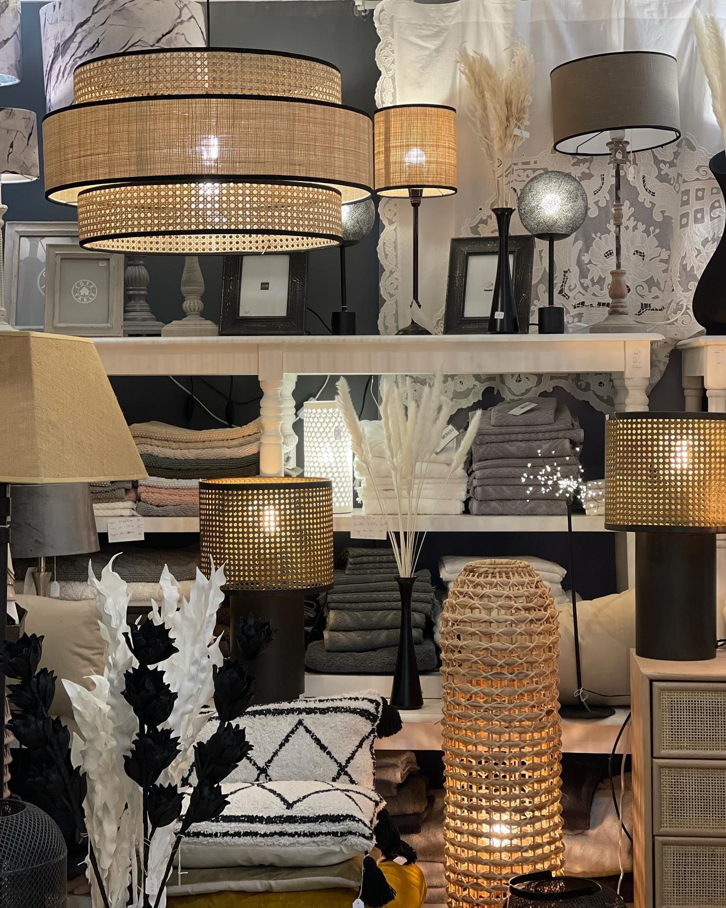 Plusieurs lampes et suspensions allumées