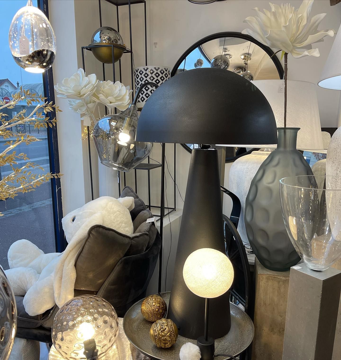 Lampe de table noire moderne