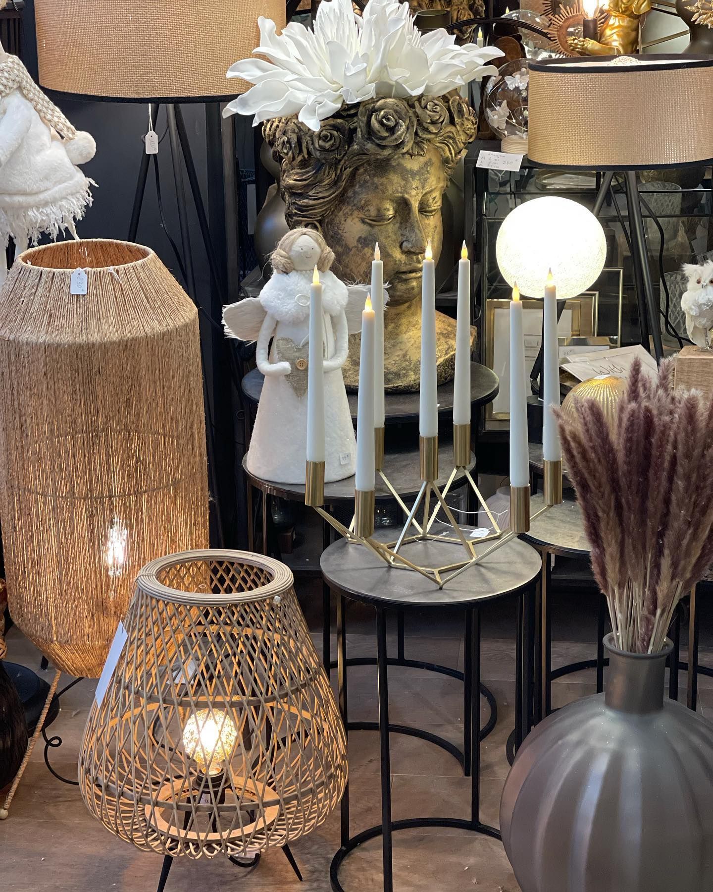 Plusieurs lampes sur pied