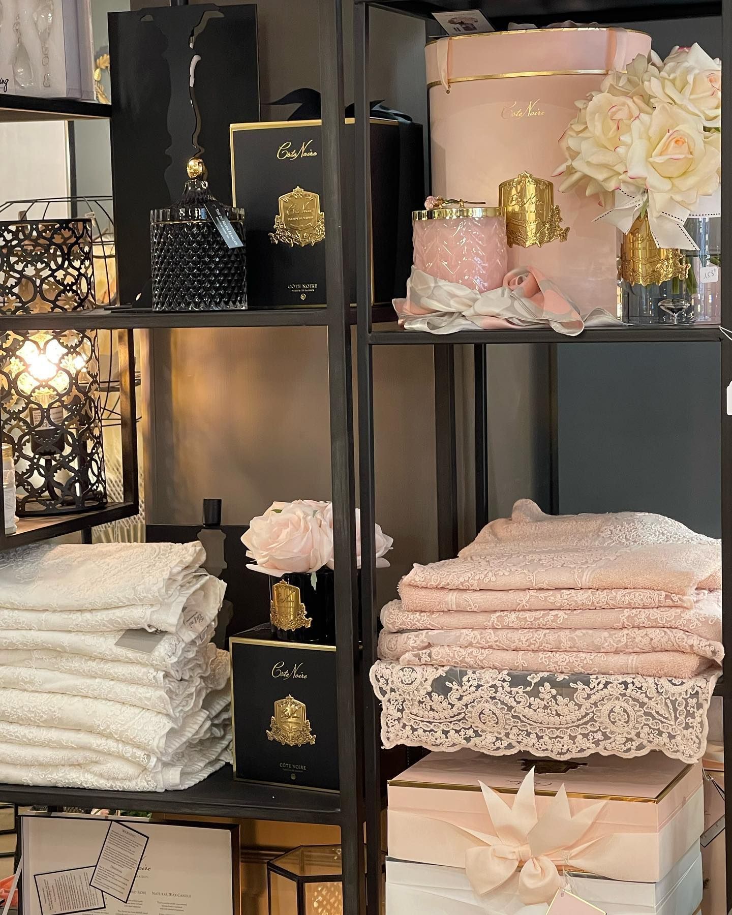 Linge plié dans une étagère