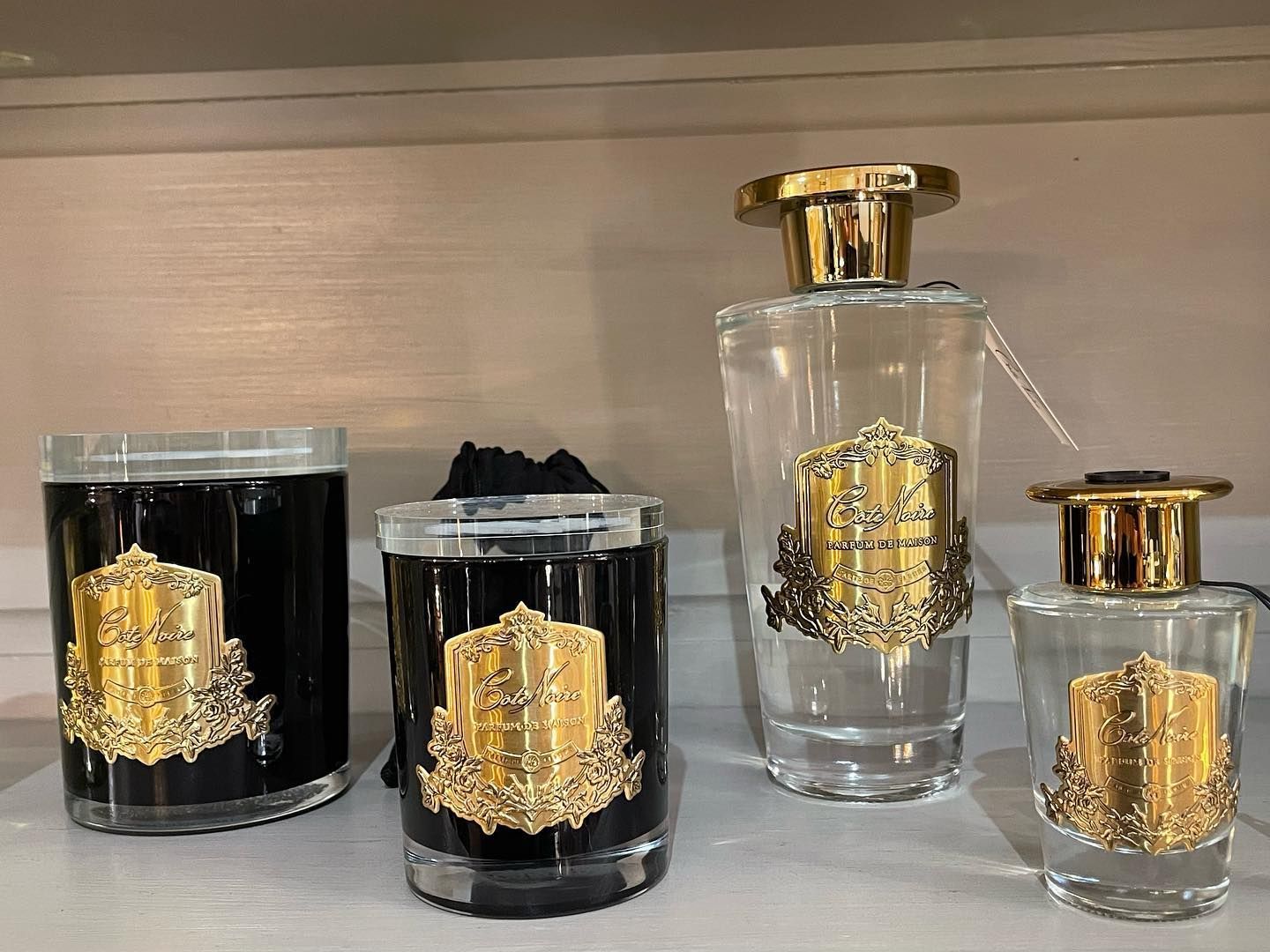 Pots et flacons dorés