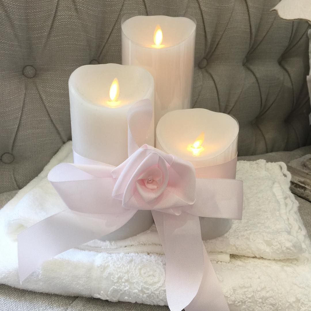 Bougies sur une nappe pliée