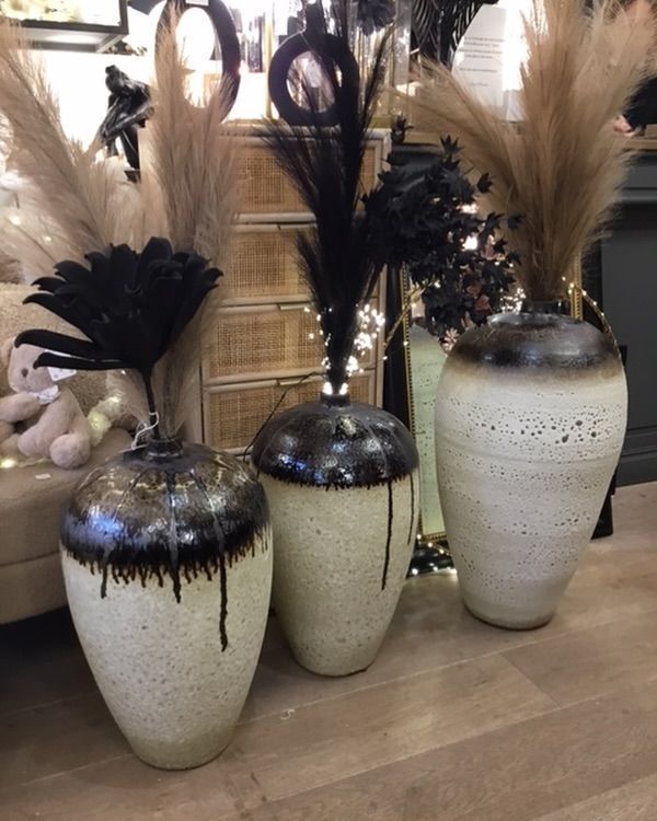 Trois vases posés au sol