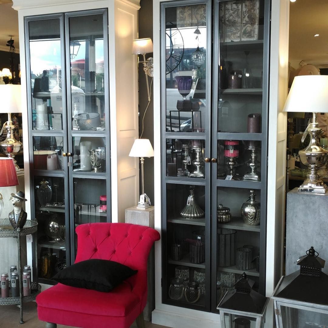 Fauteuil rouge devant une bibliothèque