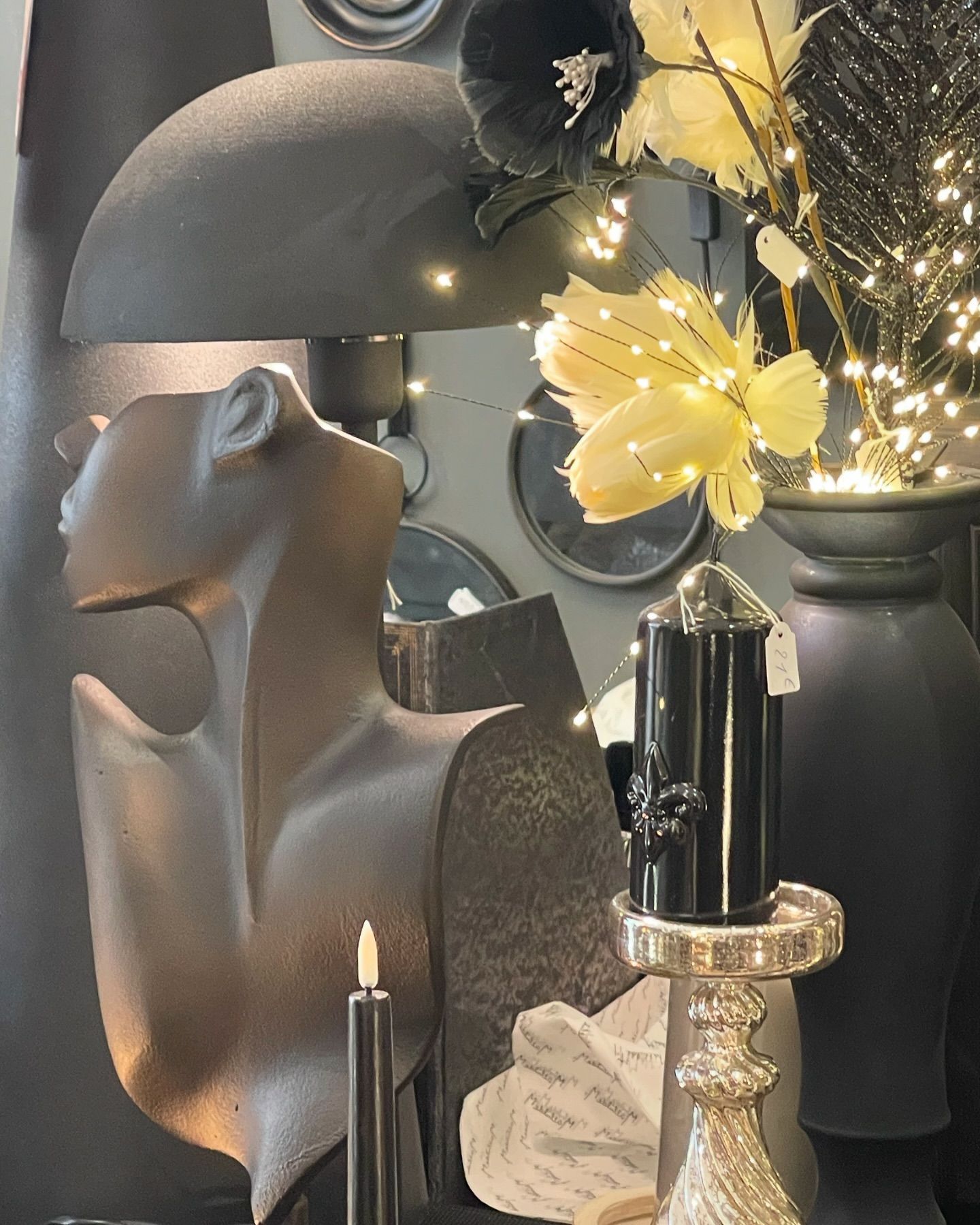 Bougie noire sur socle décoratif