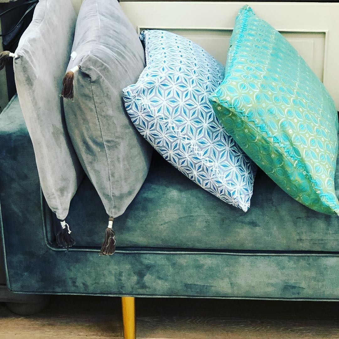 Assortiment de coussins sur un canapé bleu