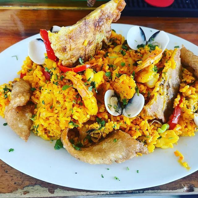 Un primer plano de un plato de comida sobre una mesa.