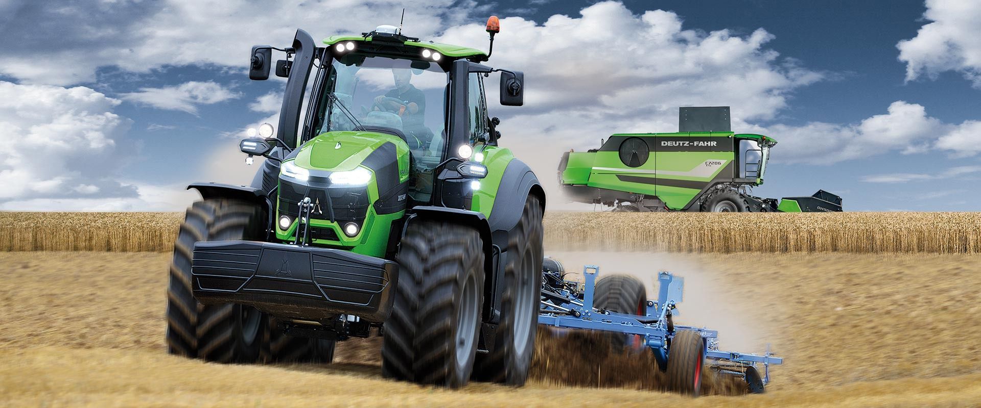 Zwei grüne Traktoren ernten Getreide auf einem Feld unter bewölktem Himmel
