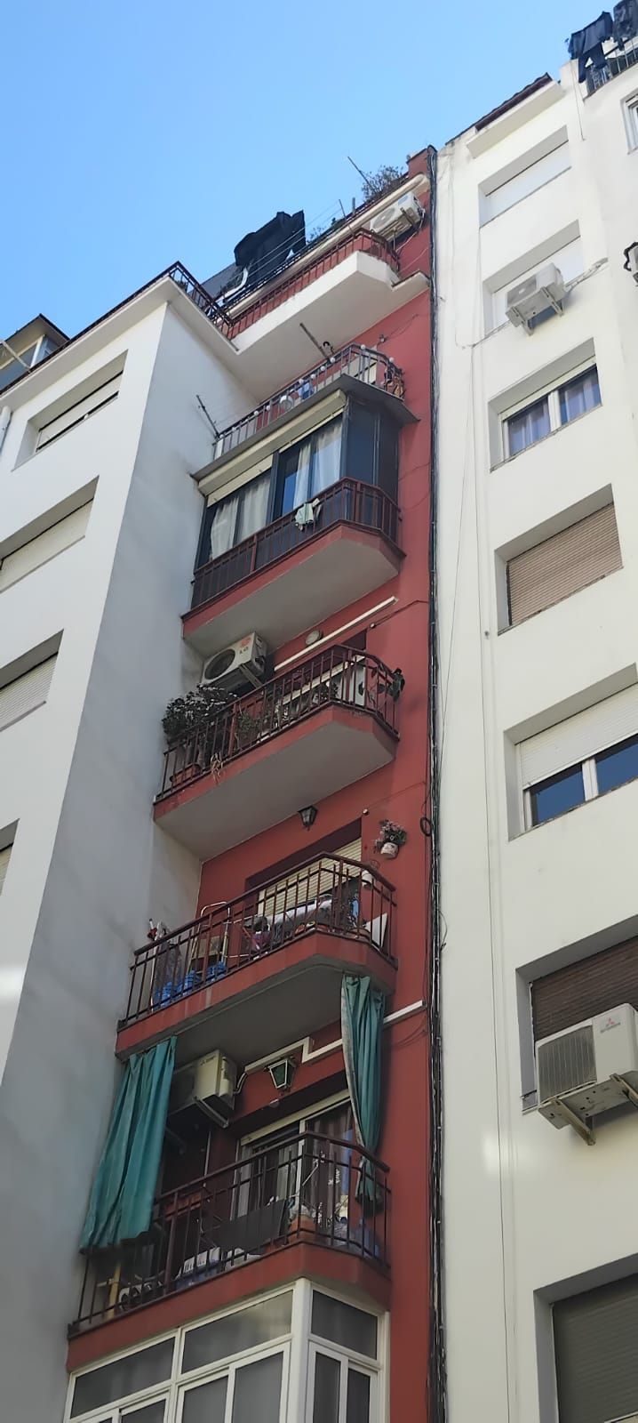 Un edificio con muchos balcones y ventanas