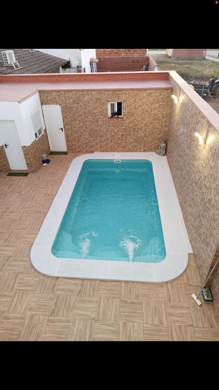 Una pequeña piscina está situada en el tejado de un edificio.