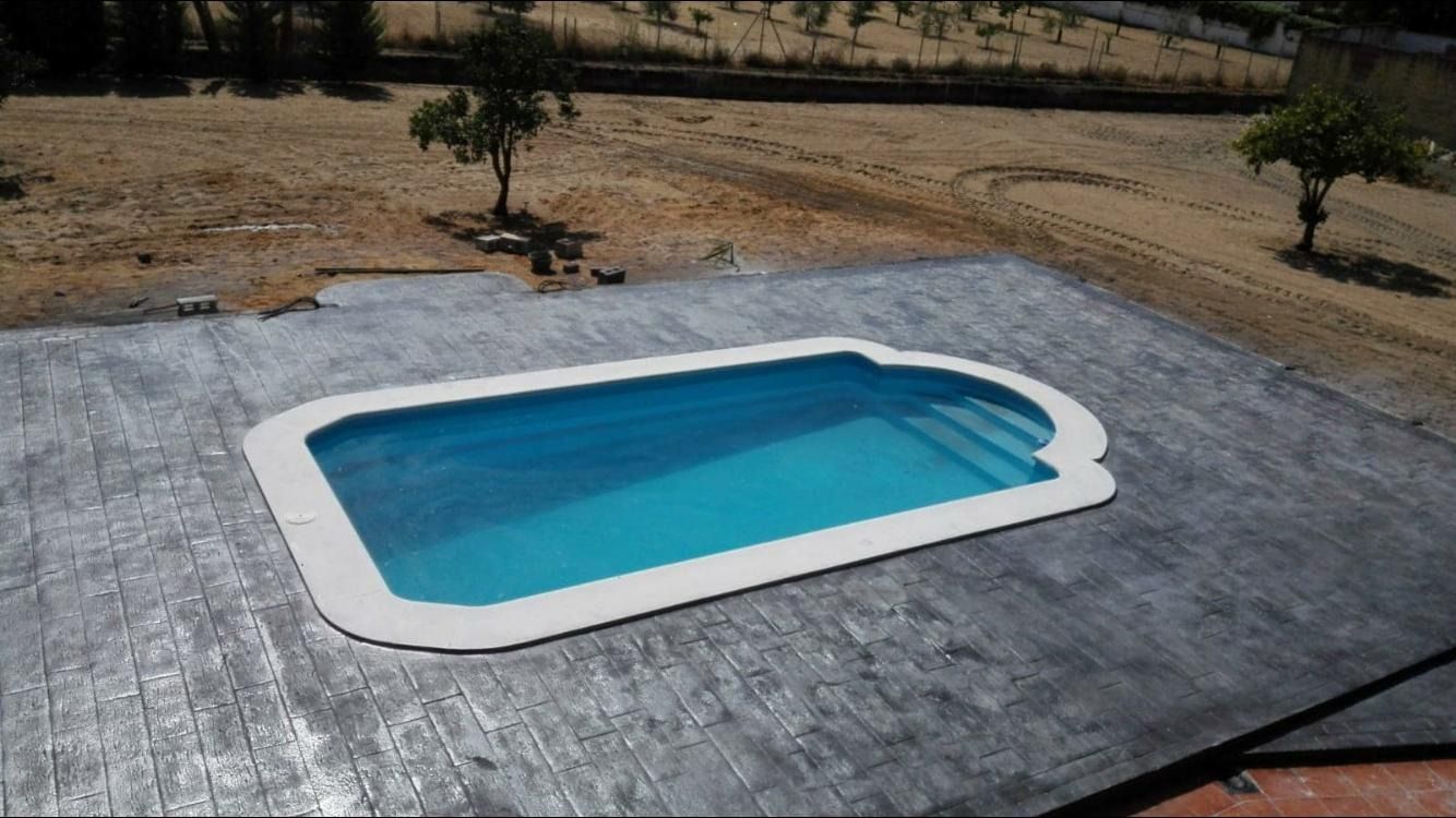 Una pequeña piscina está situada encima de una plataforma de hormigón.