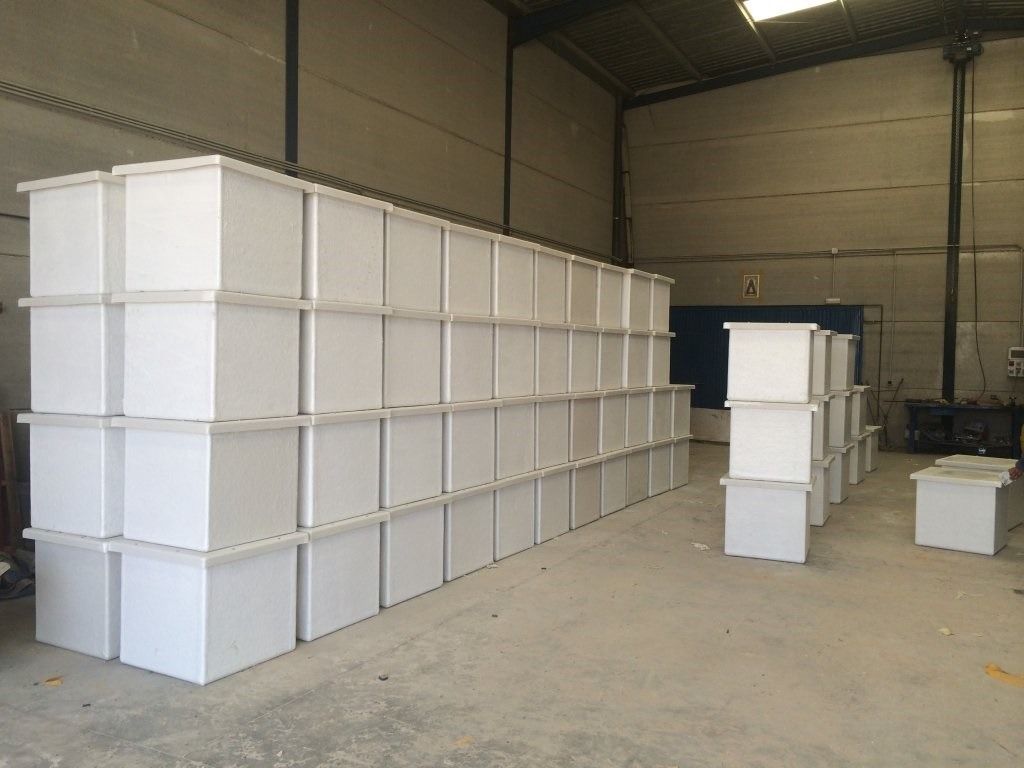 Un almacén lleno de muchos contenedores de plástico blanco.