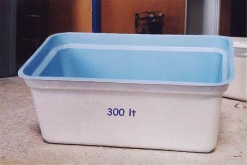 Un recipiente de plástico blanco con el número 300.
