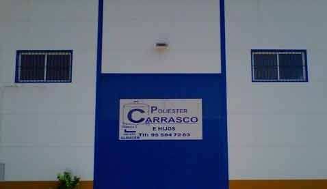 Una puerta azul con un cartel que dice polster carrasco