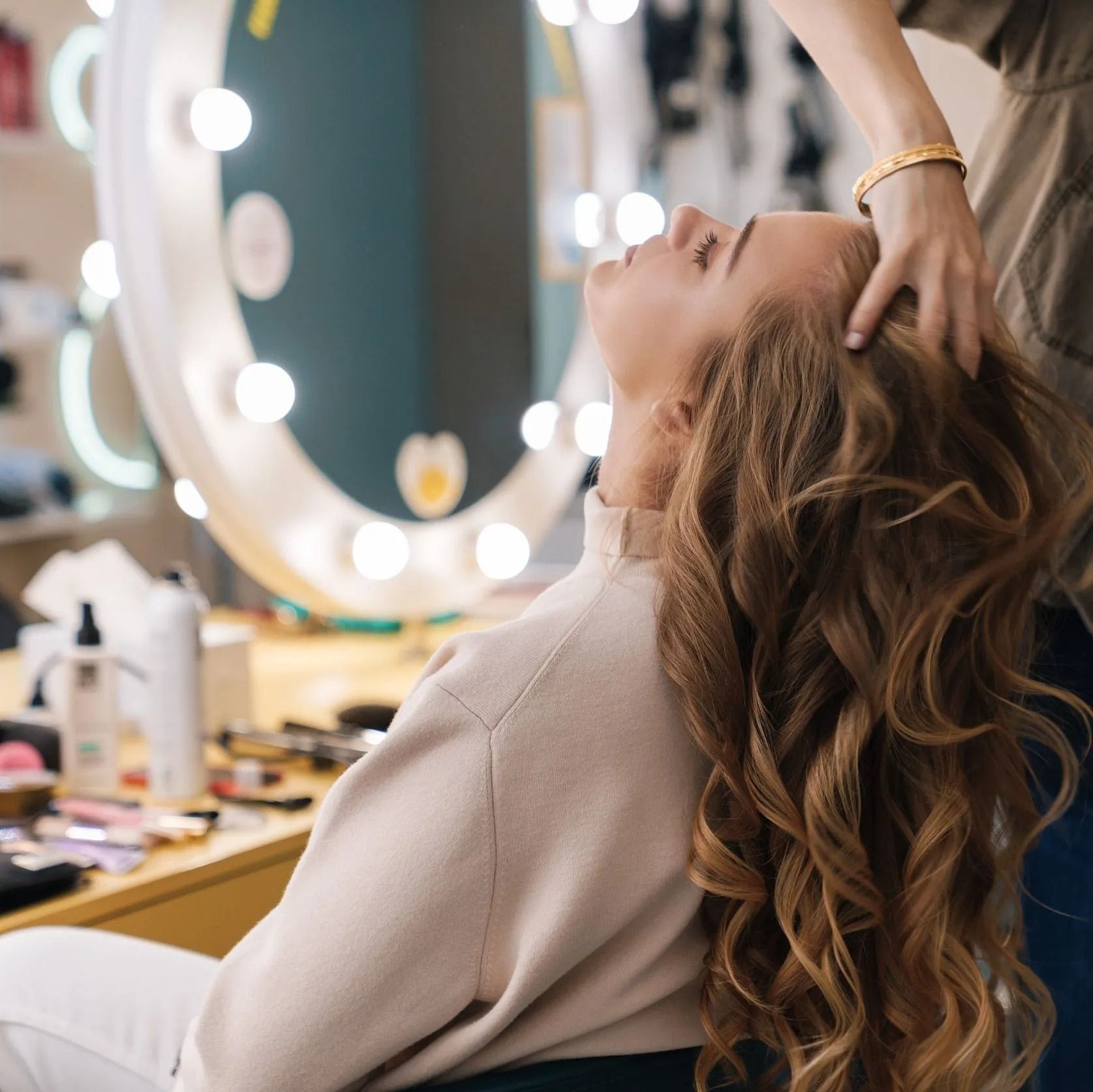 Hay un recipiente con champú y una hoja de palma en el cabello.