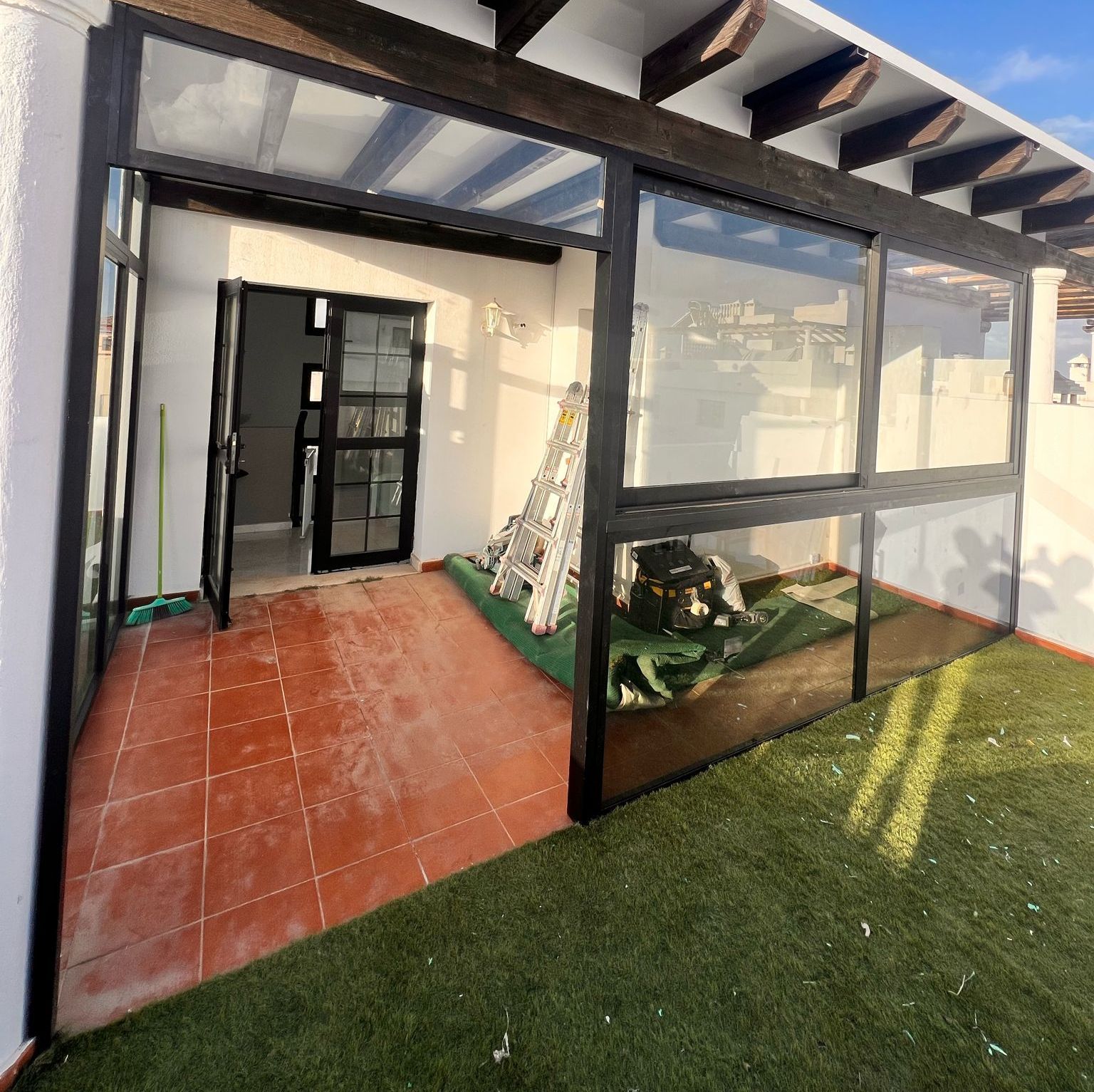 Una habitación con muchas ventanas y una escalera.