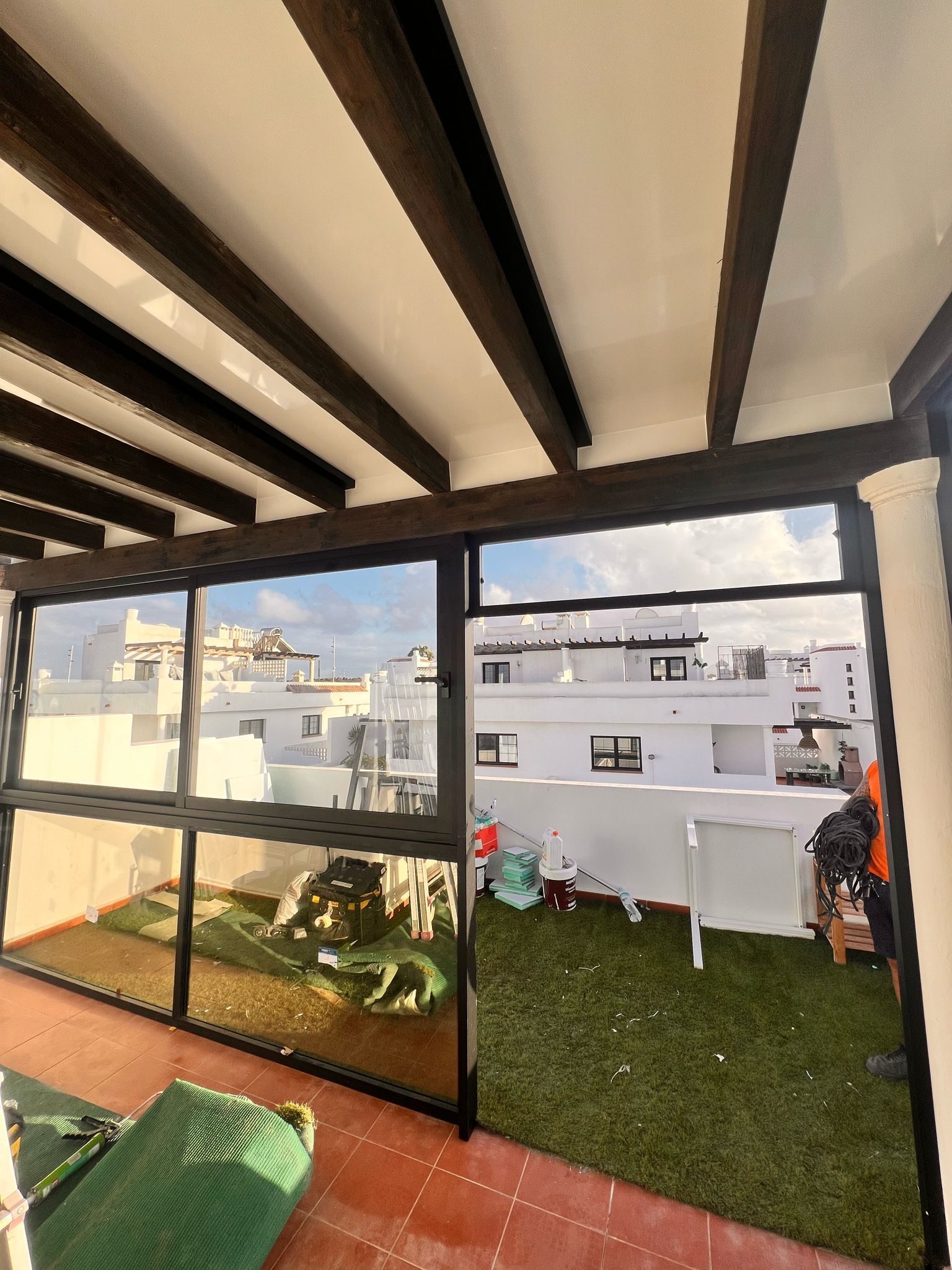 Una habitación con muchas ventanas y vista a un edificio.