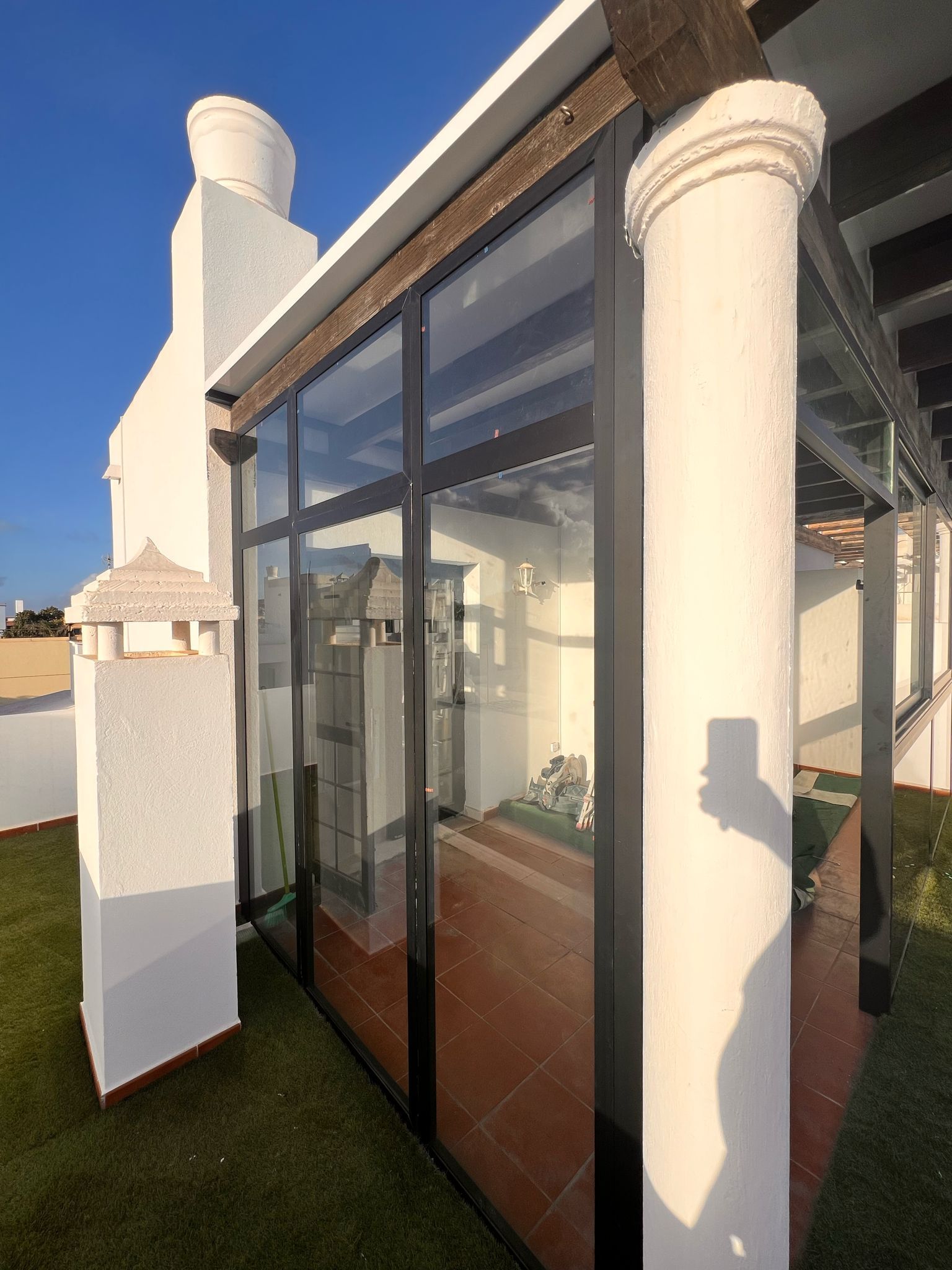 Un edificio blanco con muchas ventanas y columnas.