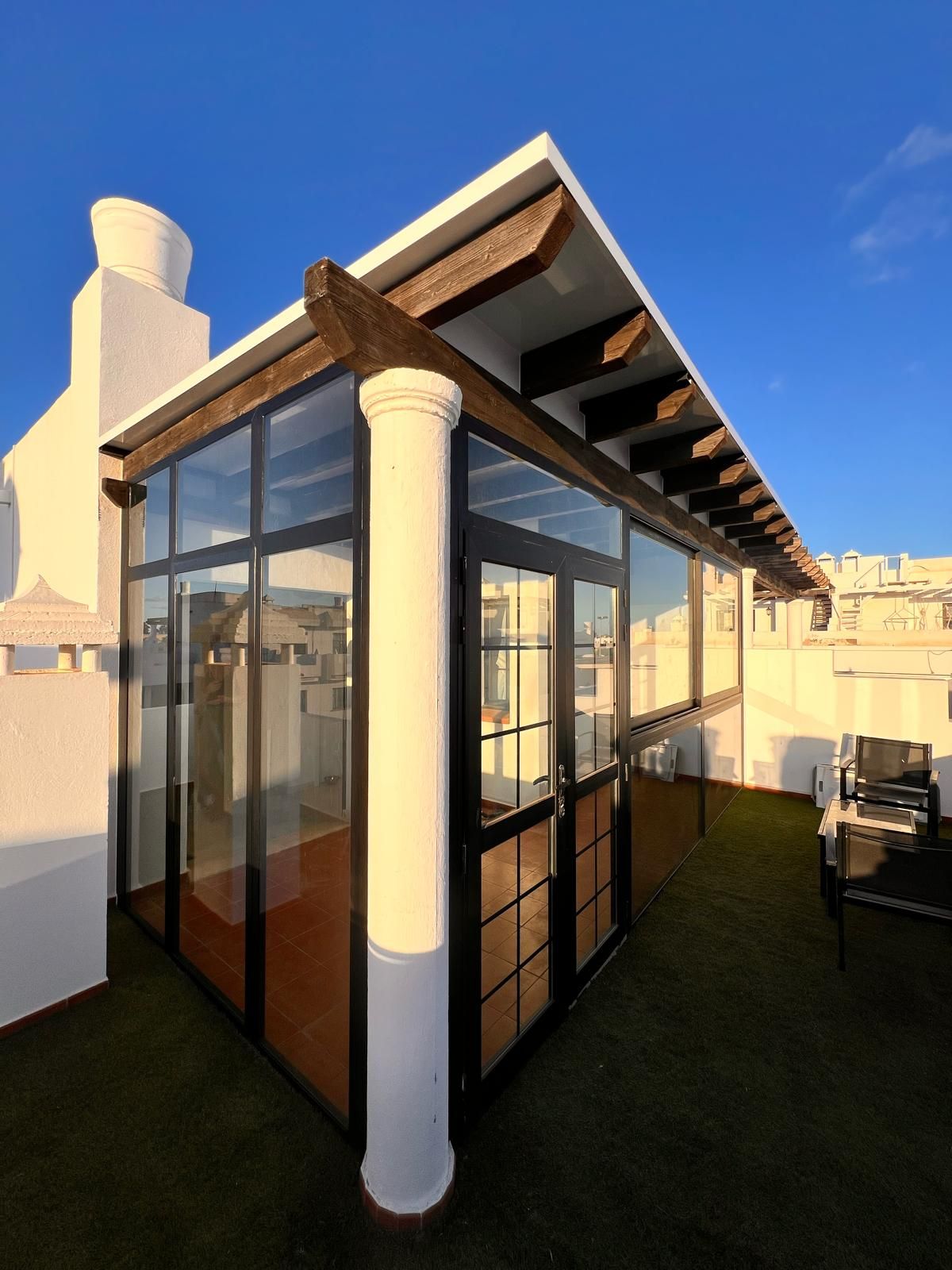 Un edificio con muchas ventanas y columnas