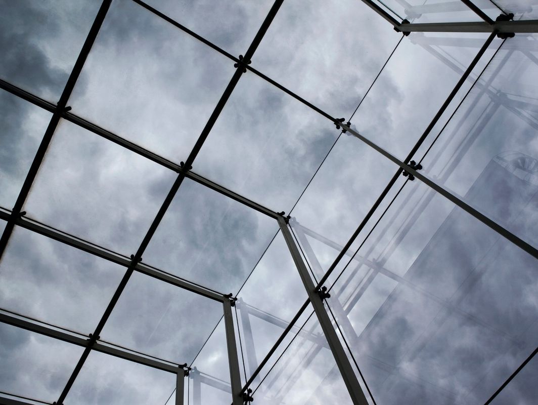 Mirando al cielo a través de un techo de cristal