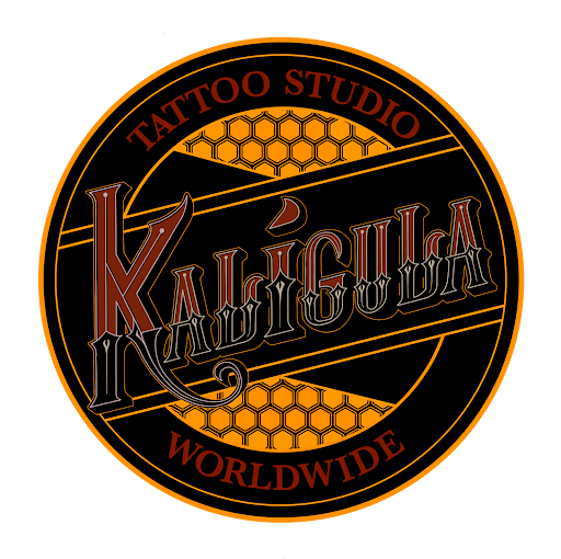 Logotipo de Kaligula Tattoo Studio Worldwide, que presenta letras rojas estilizadas sobre un círculo negro.