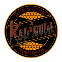 Logotipo de Kaligula Tattoo Studio Worldwide, que presenta letras rojas estilizadas sobre un círculo negro.