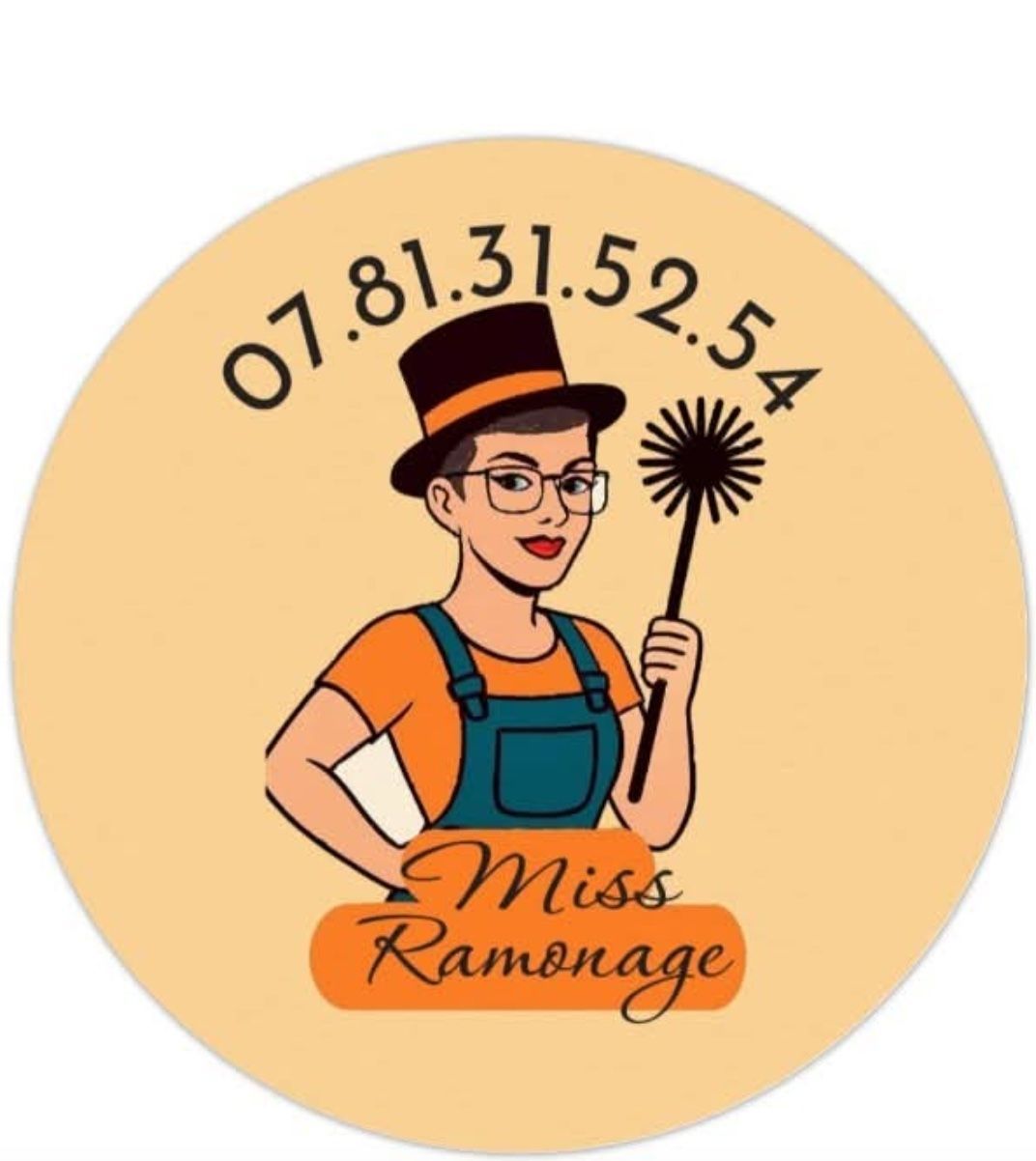 Femme en salopette et chapeau, tenant une brosse de chemin&eacute;e, logo &laquo; Miss Ramonage &raquo; et num&eacute;ro de t&eacute;l&eacute;phone sur un cercle.
