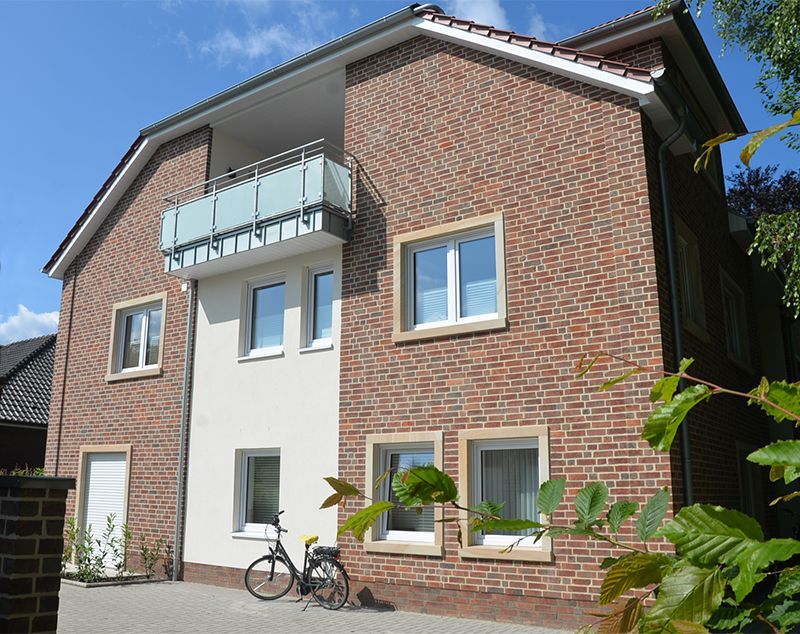 Ein Backsteinhaus mit einem davor geparkten Fahrrad