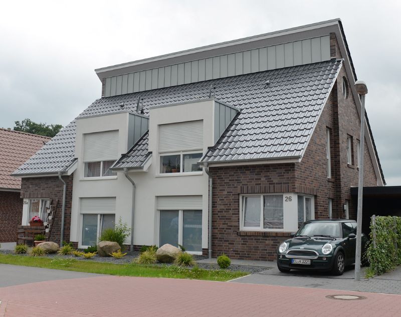 Ein Haus mit einem davor geparkten Auto