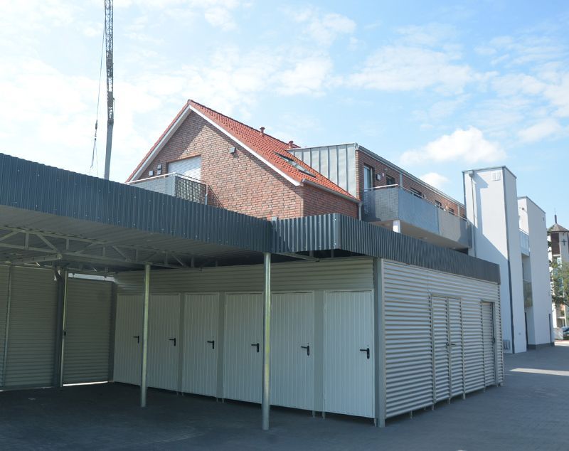 Ein Backsteingebäude mit einem Carport darunter