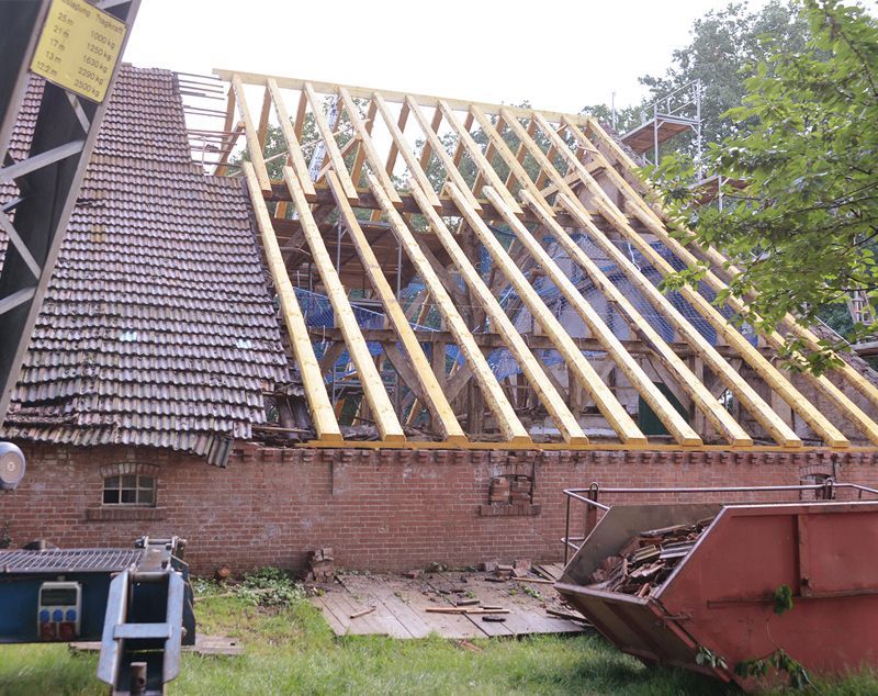 Ein Dach, das mit Holzbalken gebaut wird