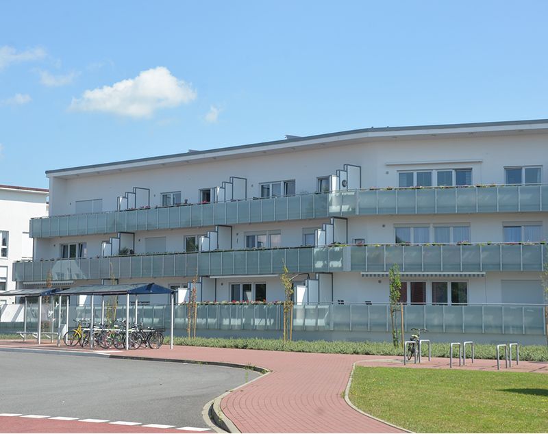 Ein großes weißes Gebäude mit vielen Balkonen