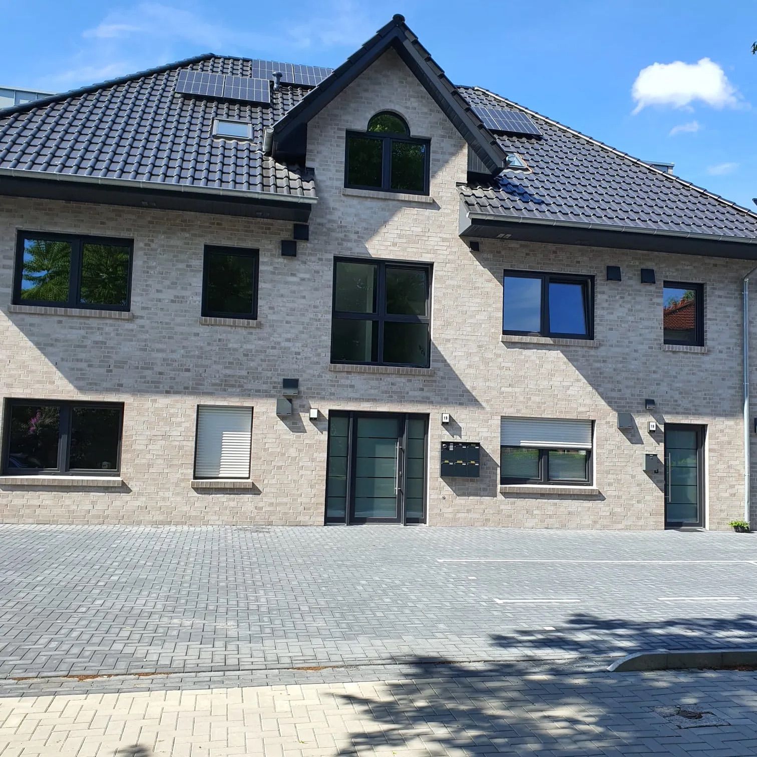 Ein großes Backsteingebäude mit einem blauen Himmel im Hintergrund