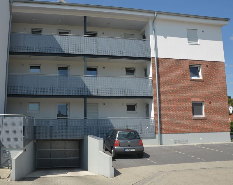 Ein Gebäude mit einem davor geparkten Auto