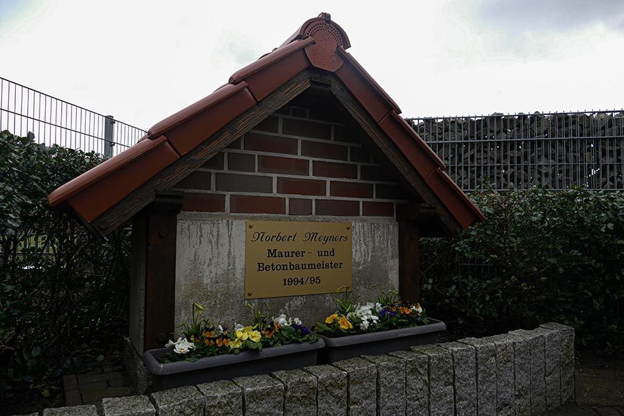 Ein kleines Backsteingebäude mit einem Schild darauf