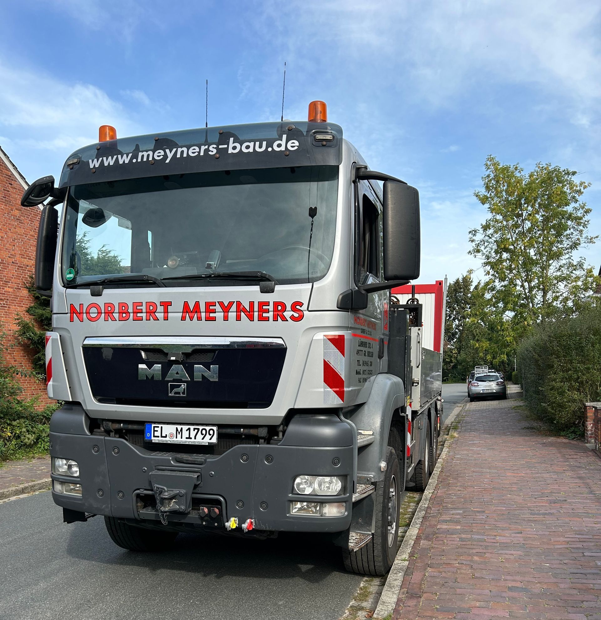 Ein Mann-LKW steht am Straßenrand