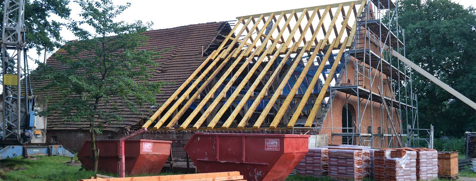 Das Dach eines Gebäudes wird mit Holzbalken gebaut.