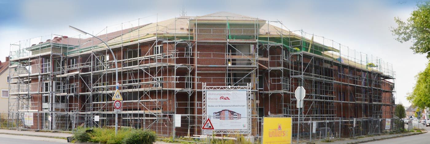 Es wird ein großes Gebäude errichtet, das von einem Gerüst umgeben ist.